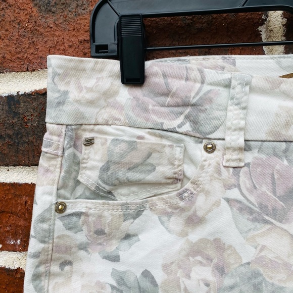 4for $20 Seven 7 size 8 white floral jeans. - Picture 4 of 9